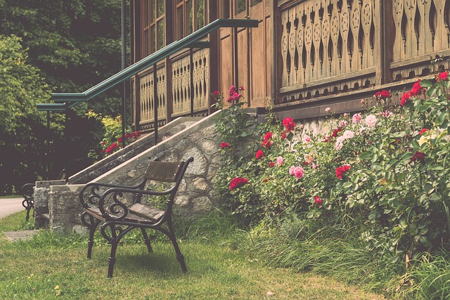 瓜迪奥拉在球员通道与萨拉赫亲切交流，相谈甚欢.